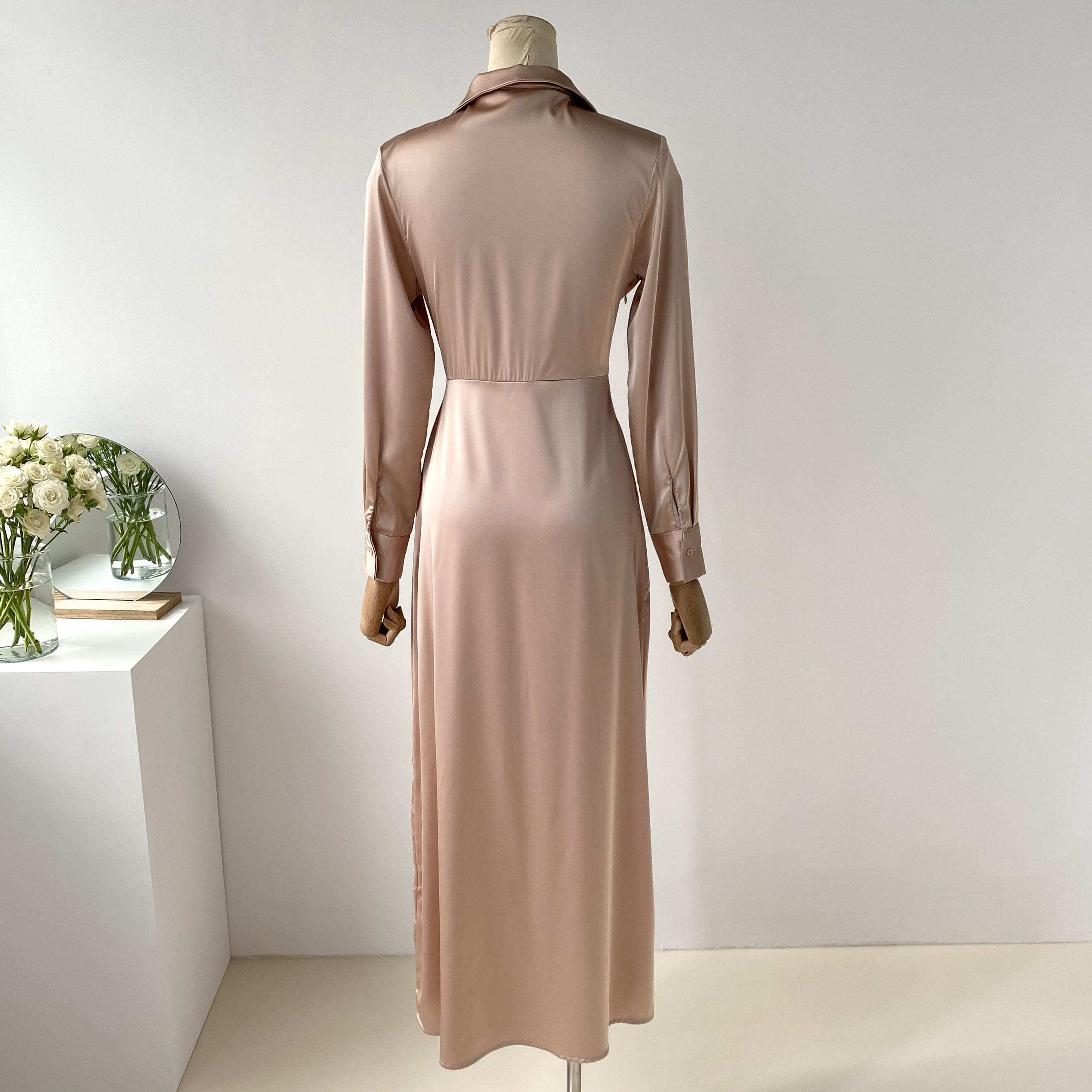 Картинка Платье рубашка мили атлас вырез по ноге от магазина LonnaMag