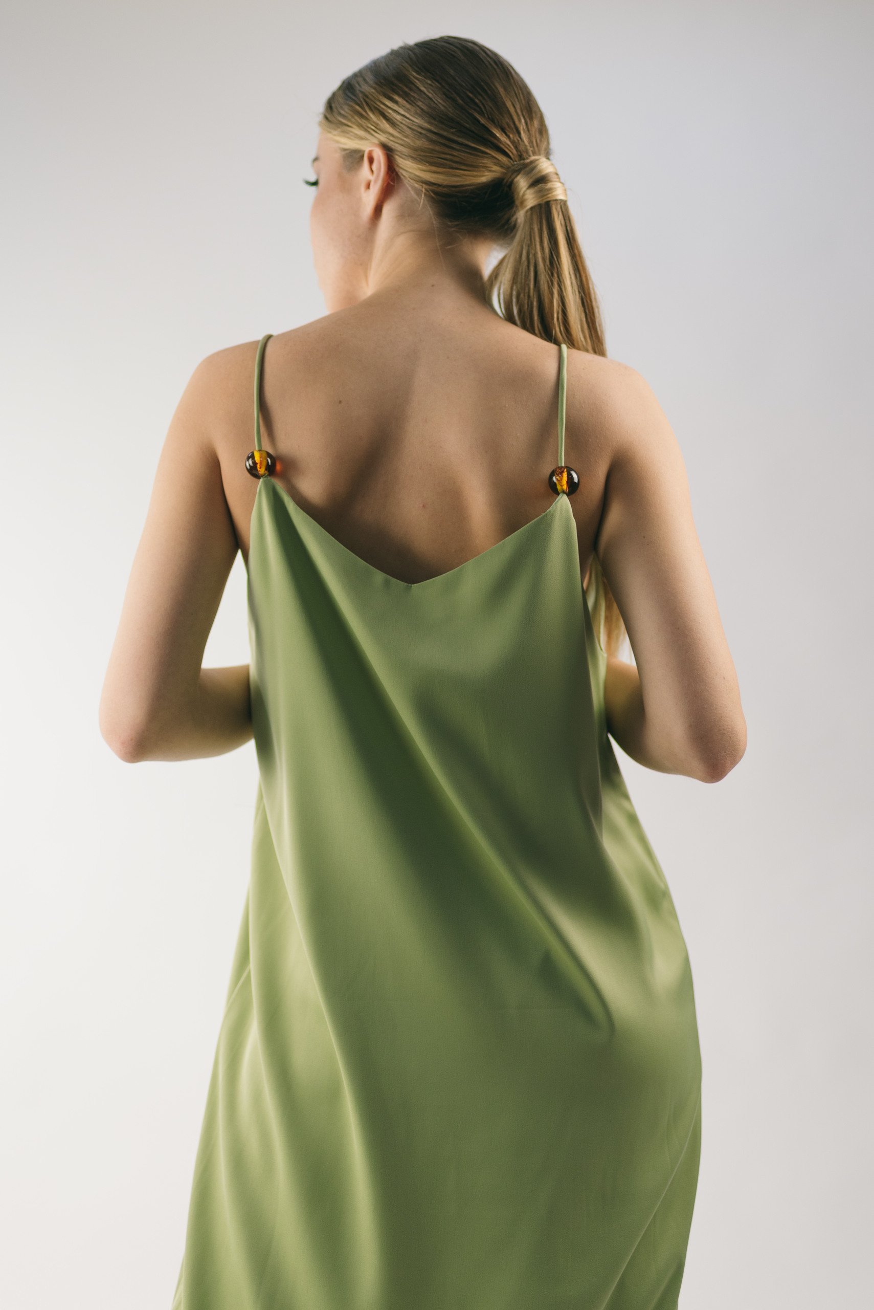 Картинка Платье комбинация оливковое 2 коричневых бусины на лямках от магазина LonnaMag