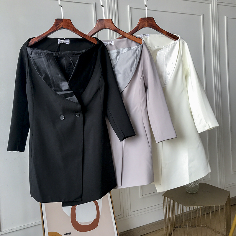 Картинка Платье жакет открытые плечи атласные отвороты 2 пуговицы от магазина LonnaMag