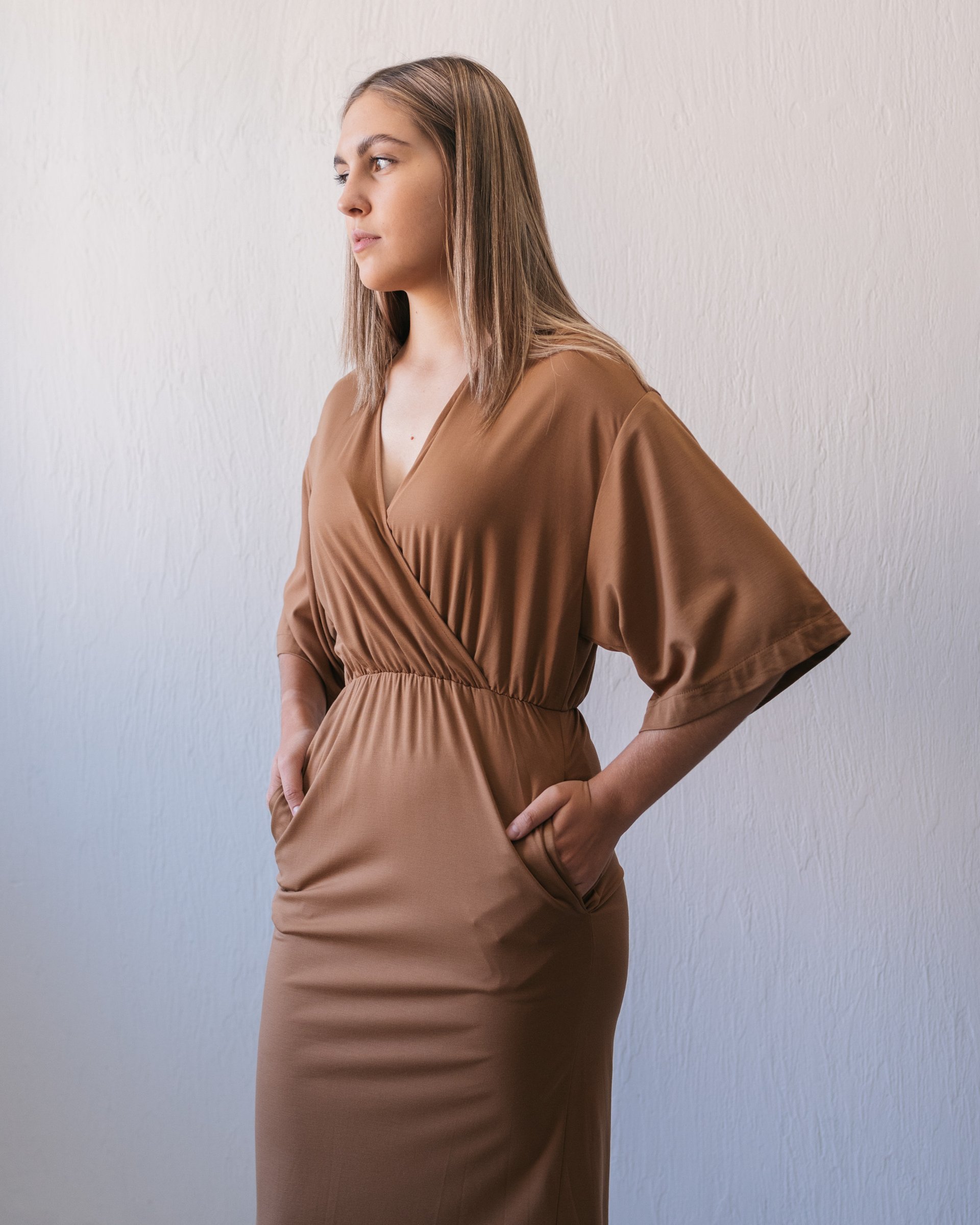 Картинка Платье миди однотонное V-вырез широкий рукав сзади разрез от магазина LonnaMag