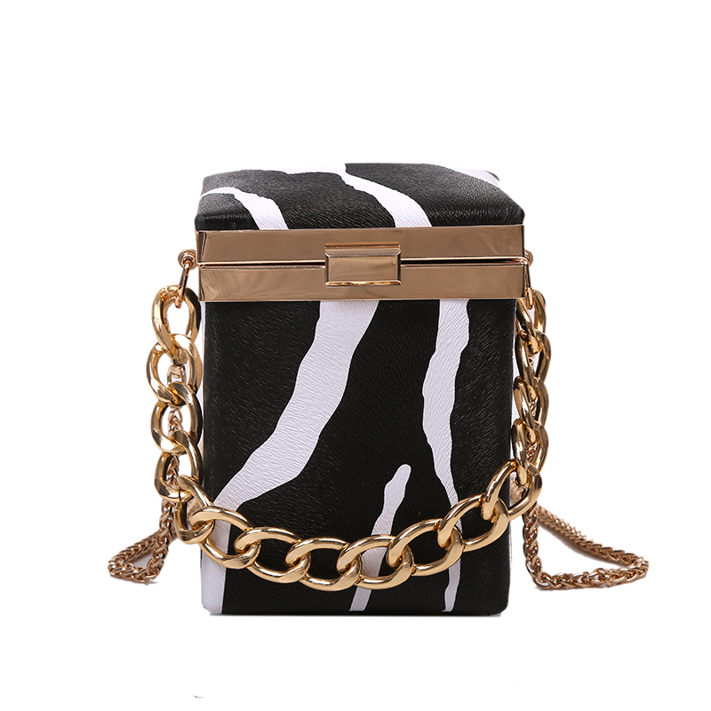 картинка Сумка маленькая квадратная две цепочки золотая фурнитура принт - Зебра от магазина LonnaMag
