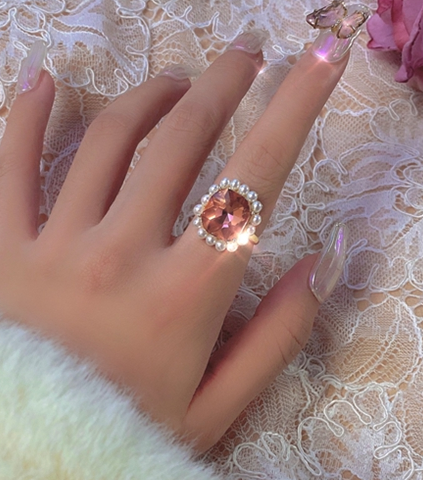 картинка Кольцо крупный бежевый камень вокруг жемчужины от магазина LonnaMag