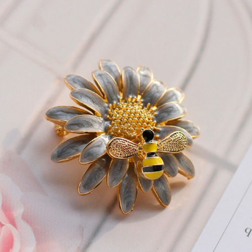 картинка Брошь цветок с пчелой от магазина LonnaMag