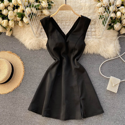 Картинка Платье мини широкие лямки V вырез с 2х сторон разрез по ноге от магазина LonnaMag