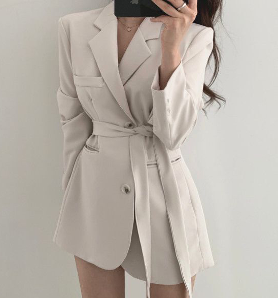 Картинка Платье пиджак мини белые черепаховые пуговицы пояс в цвет от магазина LonnaMag