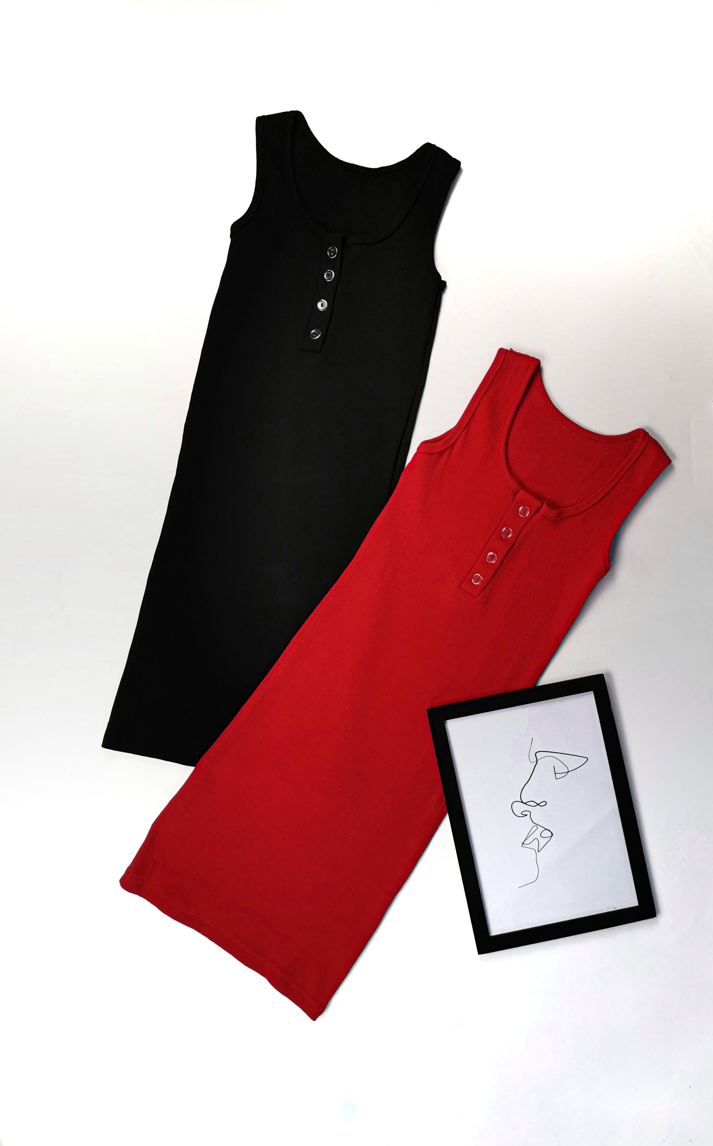 Картинка Платье майка стрейч рубчик по фигуре сверху пуговицы от магазина LonnaMag