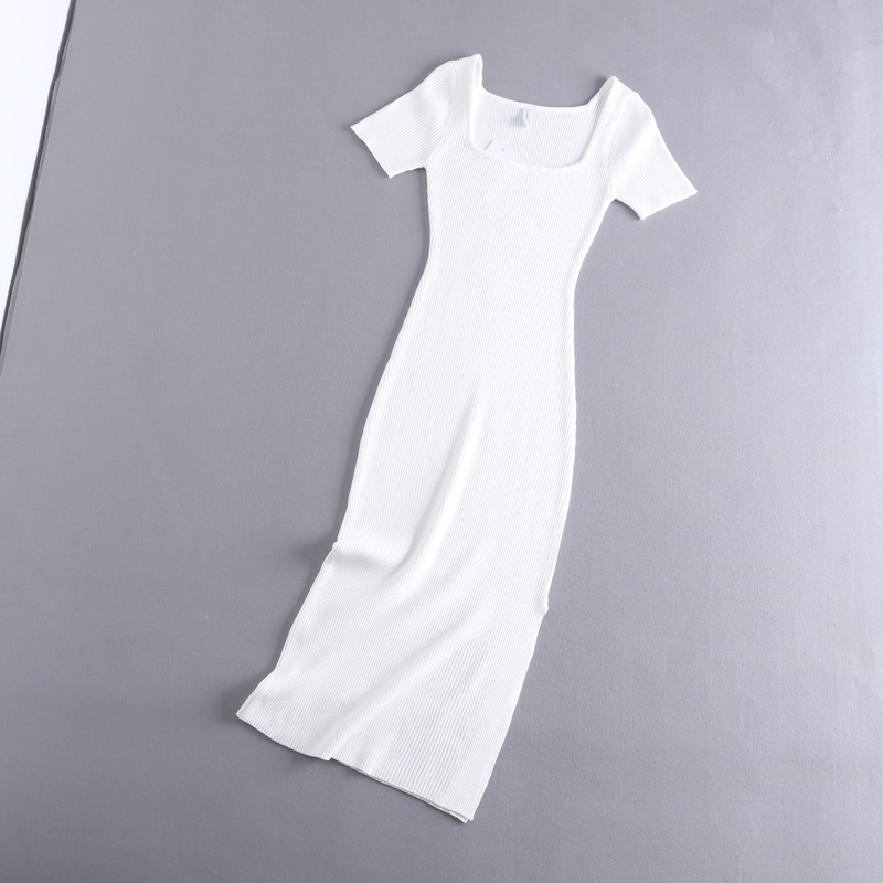 Картинка Платье миди трикотаж в рубчик короткий рукав квадратный вырез разрез по ноге сбоку от магазина LonnaMag