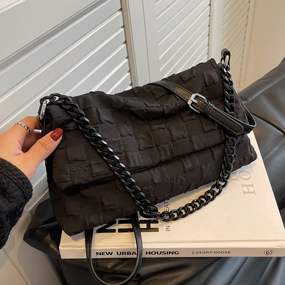 картинка Сумка текстура шахматная клетка широкий клапан ремень + цепь в цвет  от магазина LonnaMag