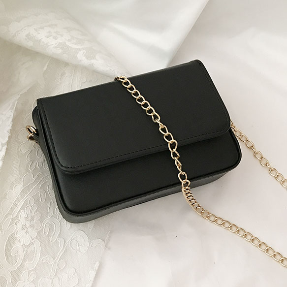 картинка Сумка мини черная с золотой тонкой цепочкой от магазина LonnaMag