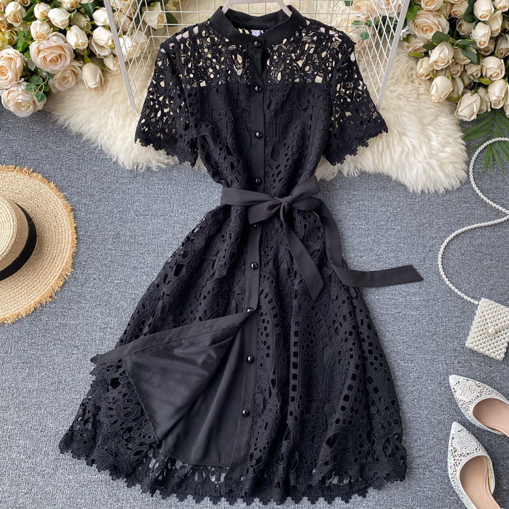 Картинка Платье крупное выбитое кружево короткий рукав + пояс от магазина LonnaMag