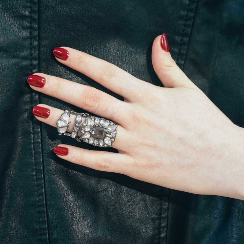 картинка Кольцо на сгиб Forever21 черный металл крупные стразы от магазина LonnaMag