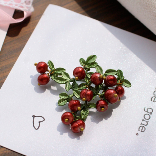 картинка Брошь в винтажном стиле клюква от магазина LonnaMag