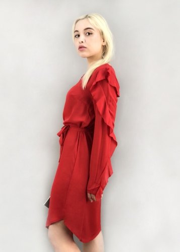 Картинка Шифоновое платье с рюшами на рукавах и пояском от магазина LonnaMag