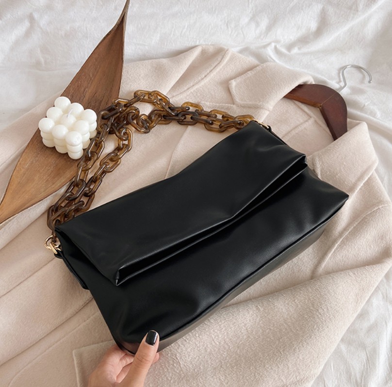 картинка Сумка мягкая завернут клапан пластиковая коричневая цепь от магазина LonnaMag