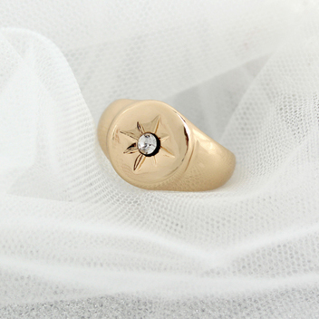 картинка Кольцо перстень круг вмятина цветок по середине страз от магазина LonnaMag