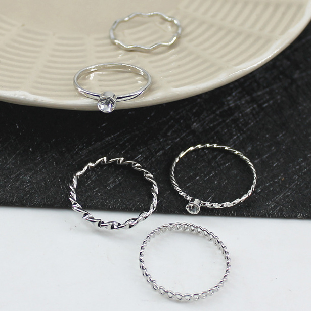 картинка Кольца набор 5 шт закрученые зигзаг цепь 2 стразы от магазина LonnaMag