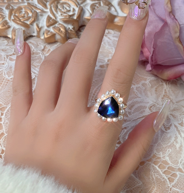 картинка Кольцо крупный треугольный синий камень вокруг жемчужины от магазина LonnaMag