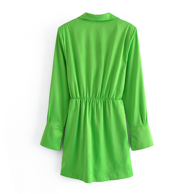 Картинка Платье рубашка зеленое пуговицы от талии в цвет длинный рукав от магазина LonnaMag