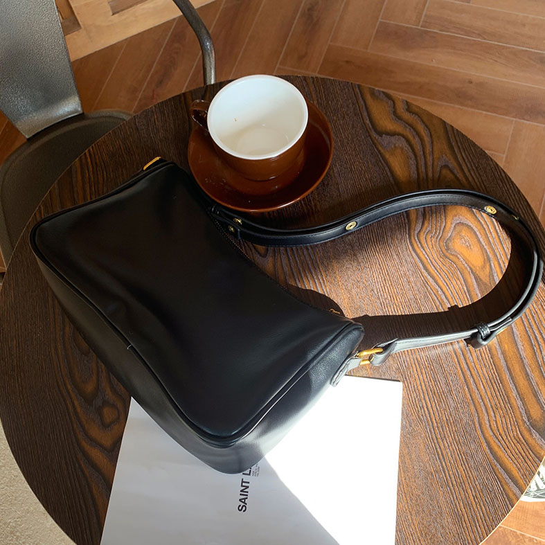 картинка Сумка мессенджер эко кожа золотые клепки по ремешку от магазина LonnaMag