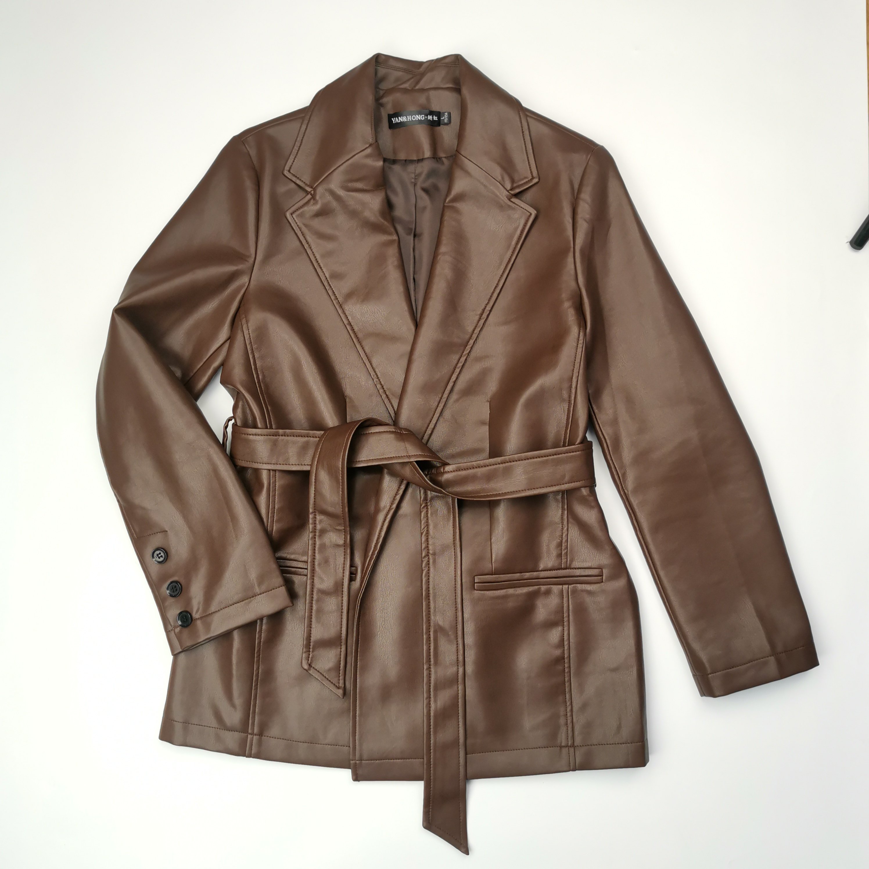 Картинка Пиджак эко-кожа 3 пуговицы на рукаве от магазина LonnaMag