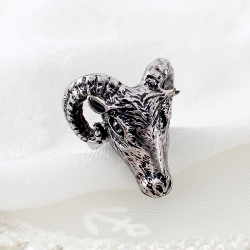 картинка Кольцо с головой барашка от магазина LonnaMag