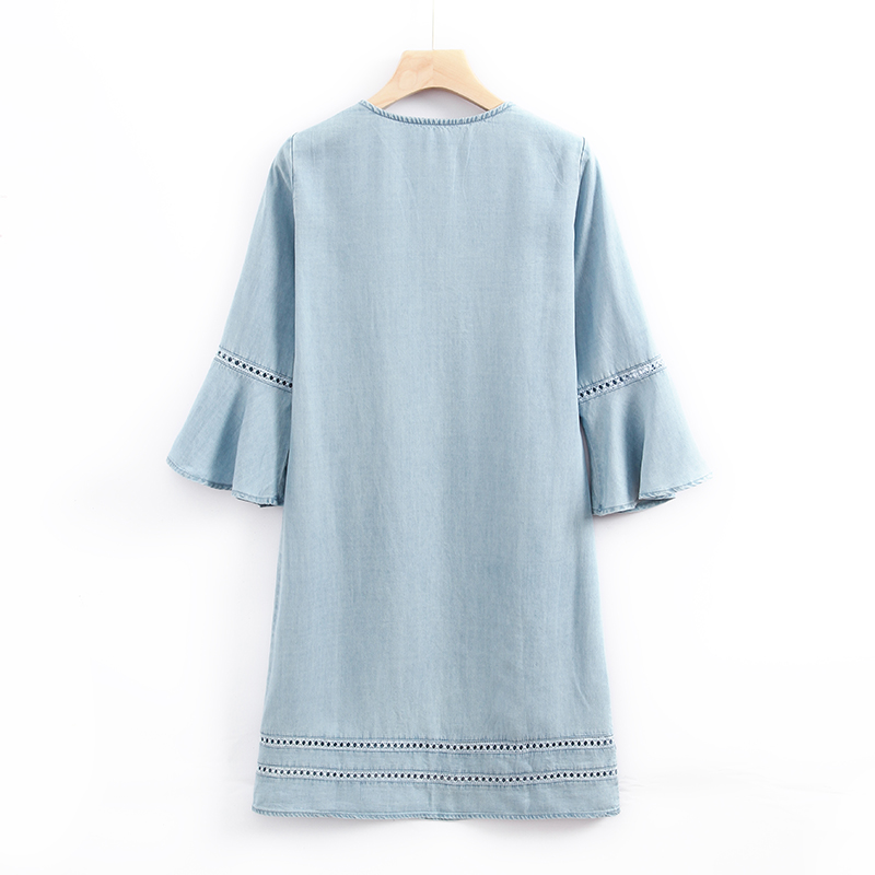 Картинка Платье голубое U вырез с кисточками короткий свободный рукав полоски с дырочками от магазина LonnaMag