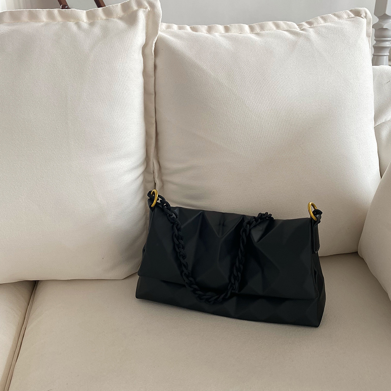 картинка Сумка рельефная поверхность ручка пластиковая цепь от магазина LonnaMag