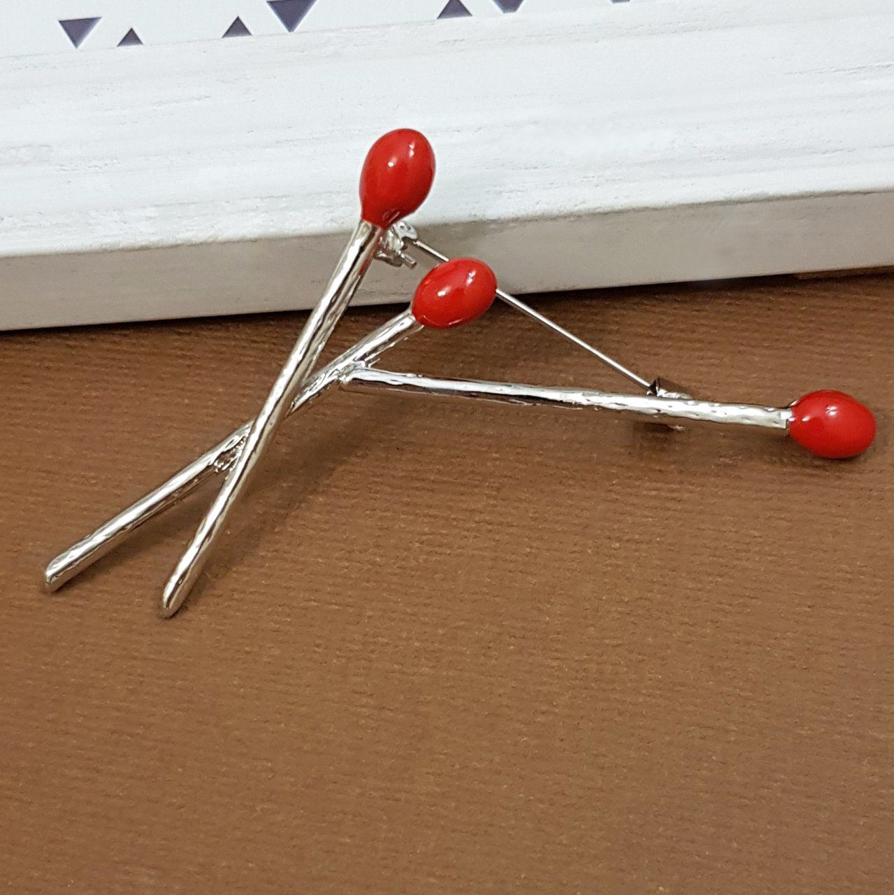 картинка Брошь Три Спички красная эмаль + металл от магазина LonnaMag