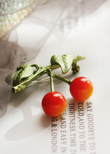 картинка Брошь светлозеленая эмаль вишня от магазина LonnaMag