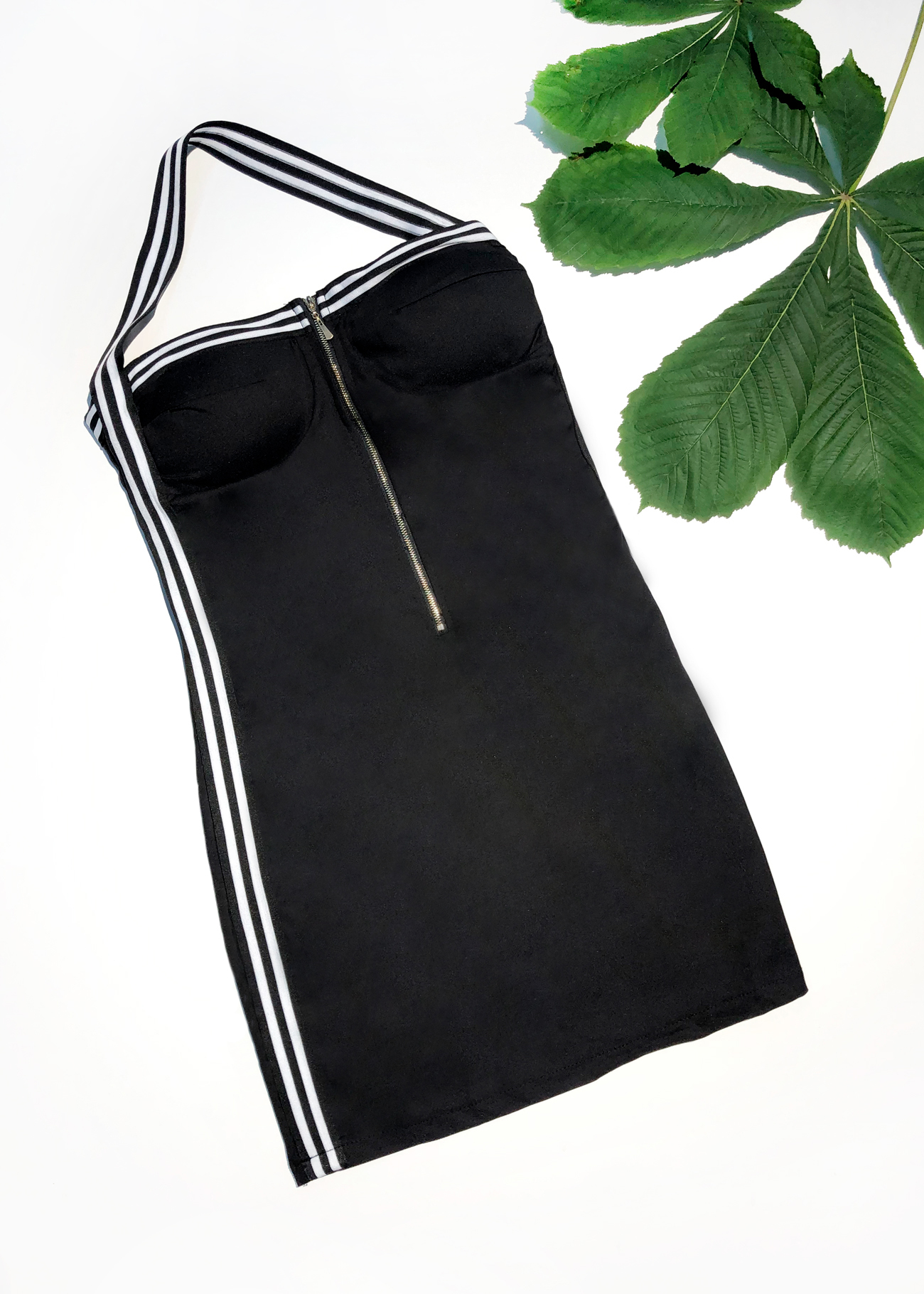 Картинка Платье открытое спорт полосы по бокам и на груди молния от магазина LonnaMag