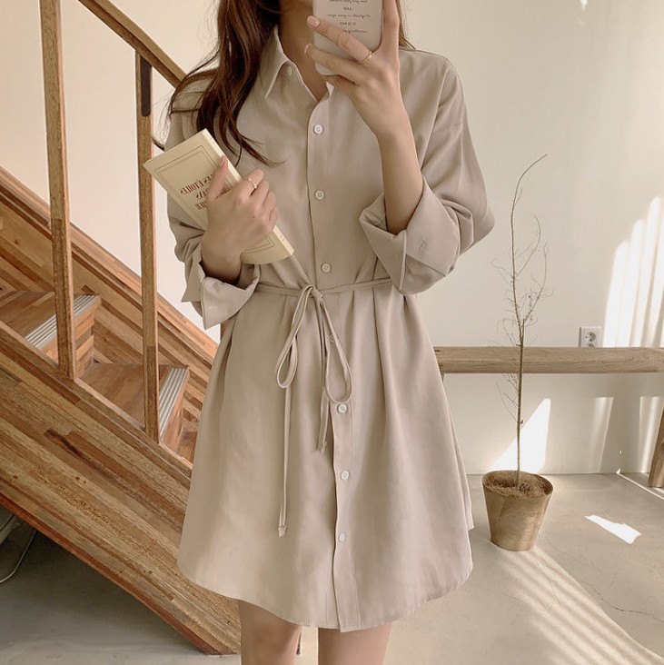 Картинка Платье рубашка бежевое с тонким поясом и длинным рукавом от магазина LonnaMag