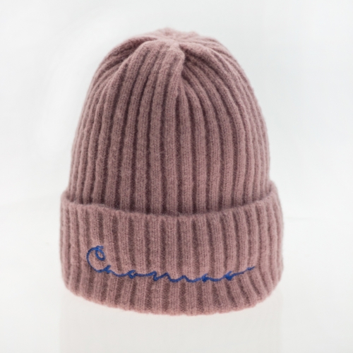 картинка Шапка рубчик вышивка надпись курсив от магазина LonnaMag