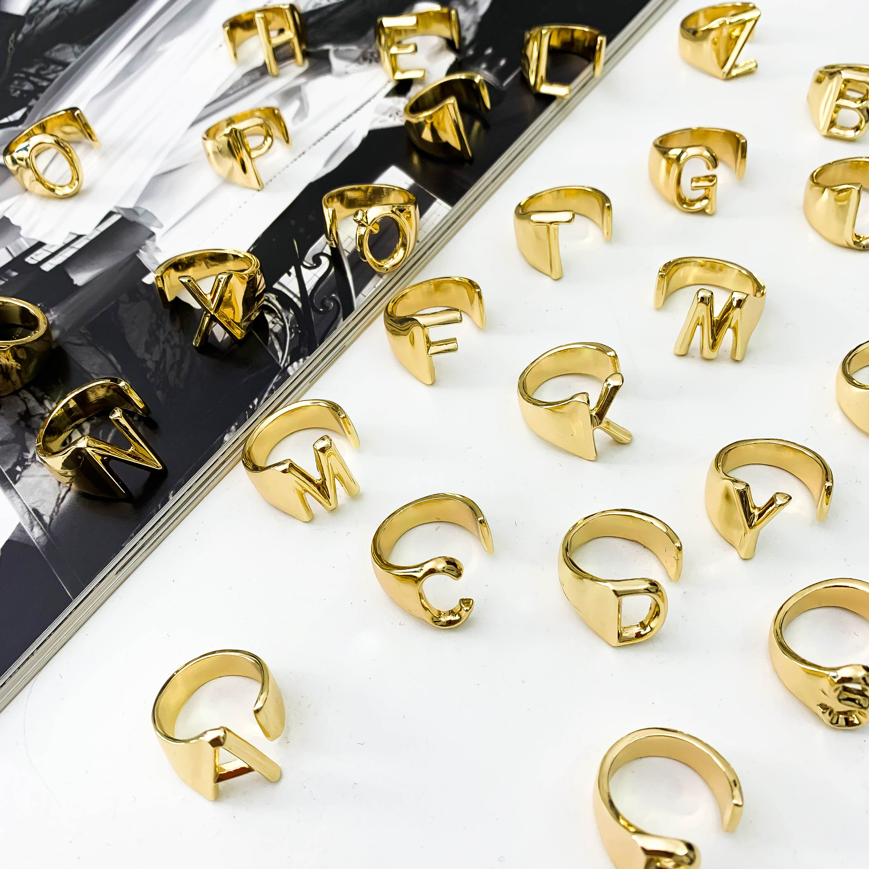 картинка Кольцо крупное в виде Буквы английский алфавит от магазина LonnaMag