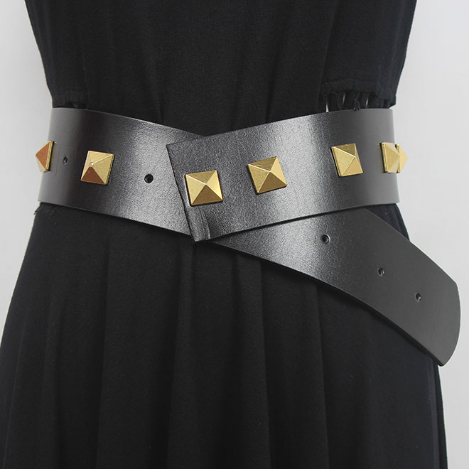 картинка Пояс без пряжки широкий декоративные элементы по длине в виде пирамид  от магазина LonnaMag