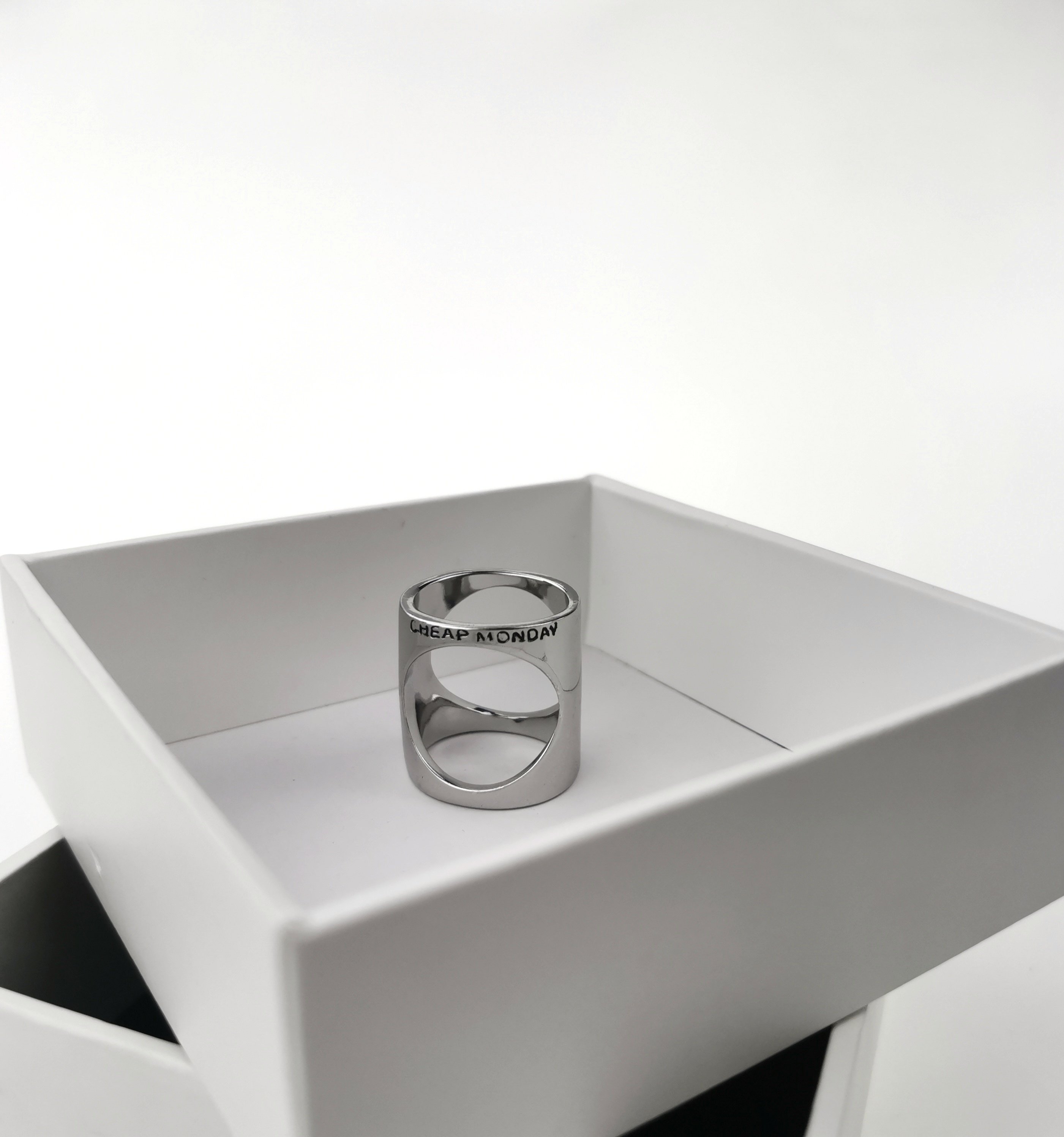 картинка Кольцо трансформер круглый вырез от магазина LonnaMag