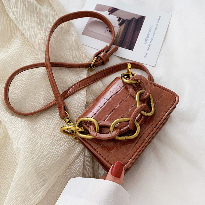 картинка Сумка мини под крокодила с большой цепью и плечевым ремнем от магазина LonnaMag