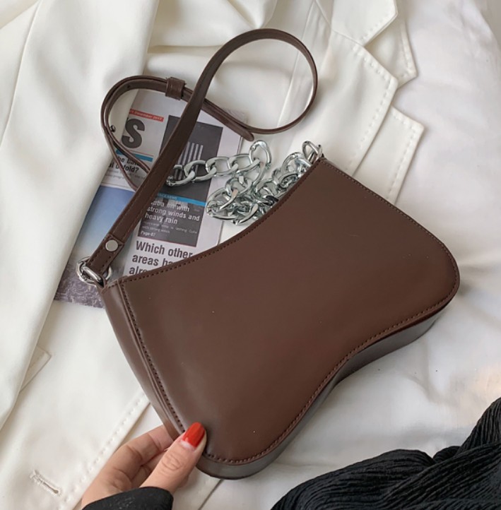 картинка Сумка гладкая регулируемый ремень с цепочкой от магазина LonnaMag