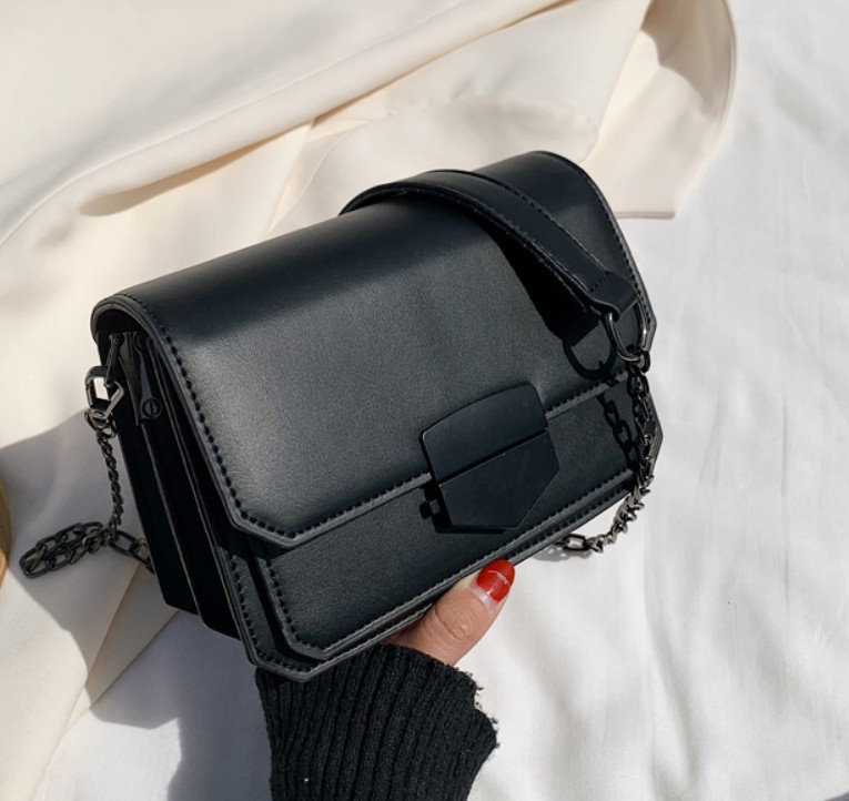 картинка Сумка мессенджер с ручкой цепью от магазина LonnaMag