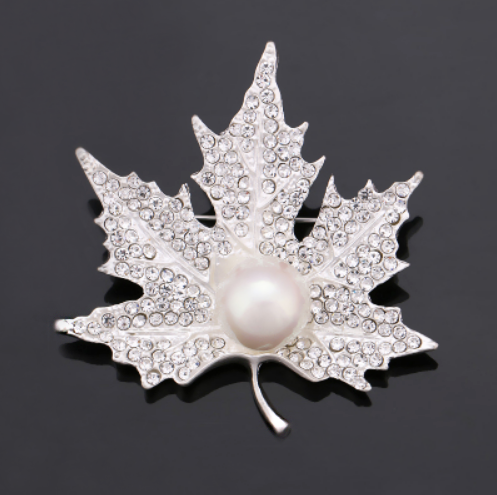 картинка Брошь в стразах кленовый лист жемчужина от магазина LonnaMag