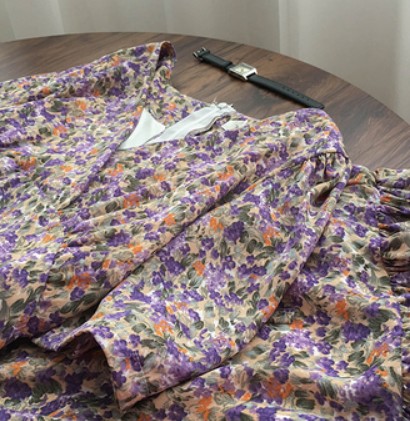 Картинка Платье миди V - вырез мелкий цветочный принт снизу рюша от магазина LonnaMag