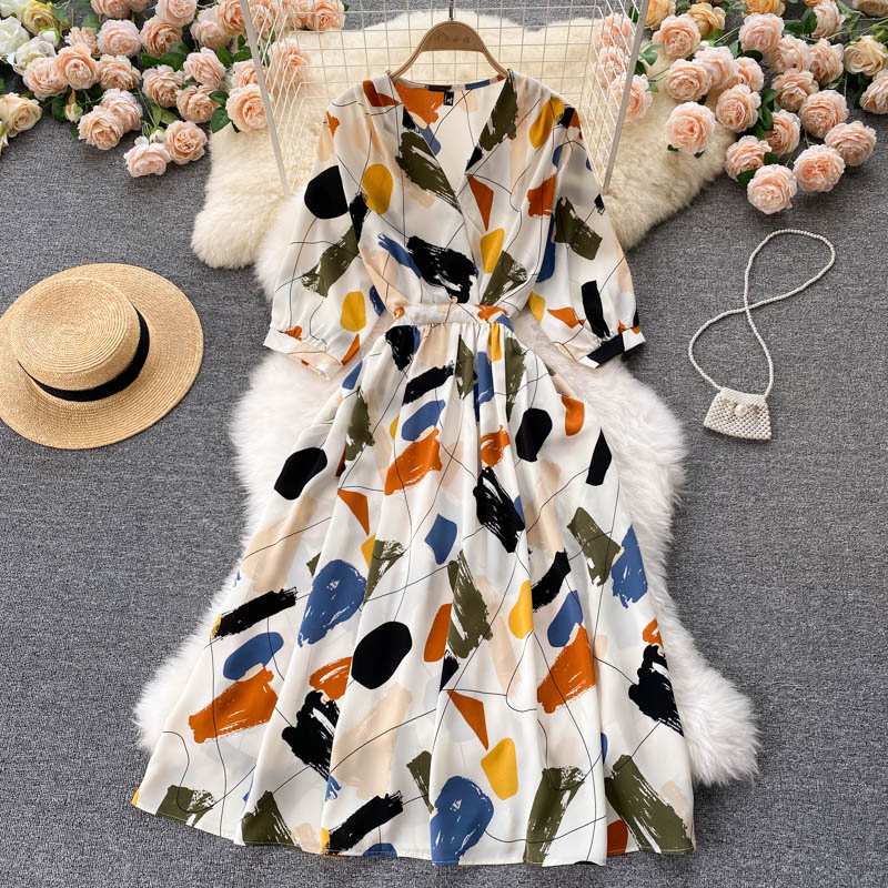 Картинка Платье миди V вырез талия на кулиске принт разноцветные фигуры полосы от магазина LonnaMag