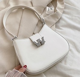 картинка Сумка мессенджер широкая ручка + цепь на клапане буква W в стразах от магазина LonnaMag