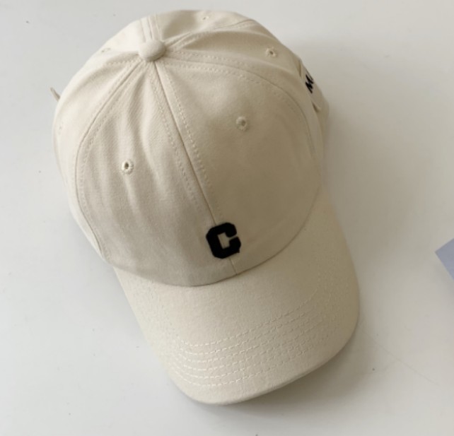 картинка Кепка вышивка буква С от магазина LonnaMag