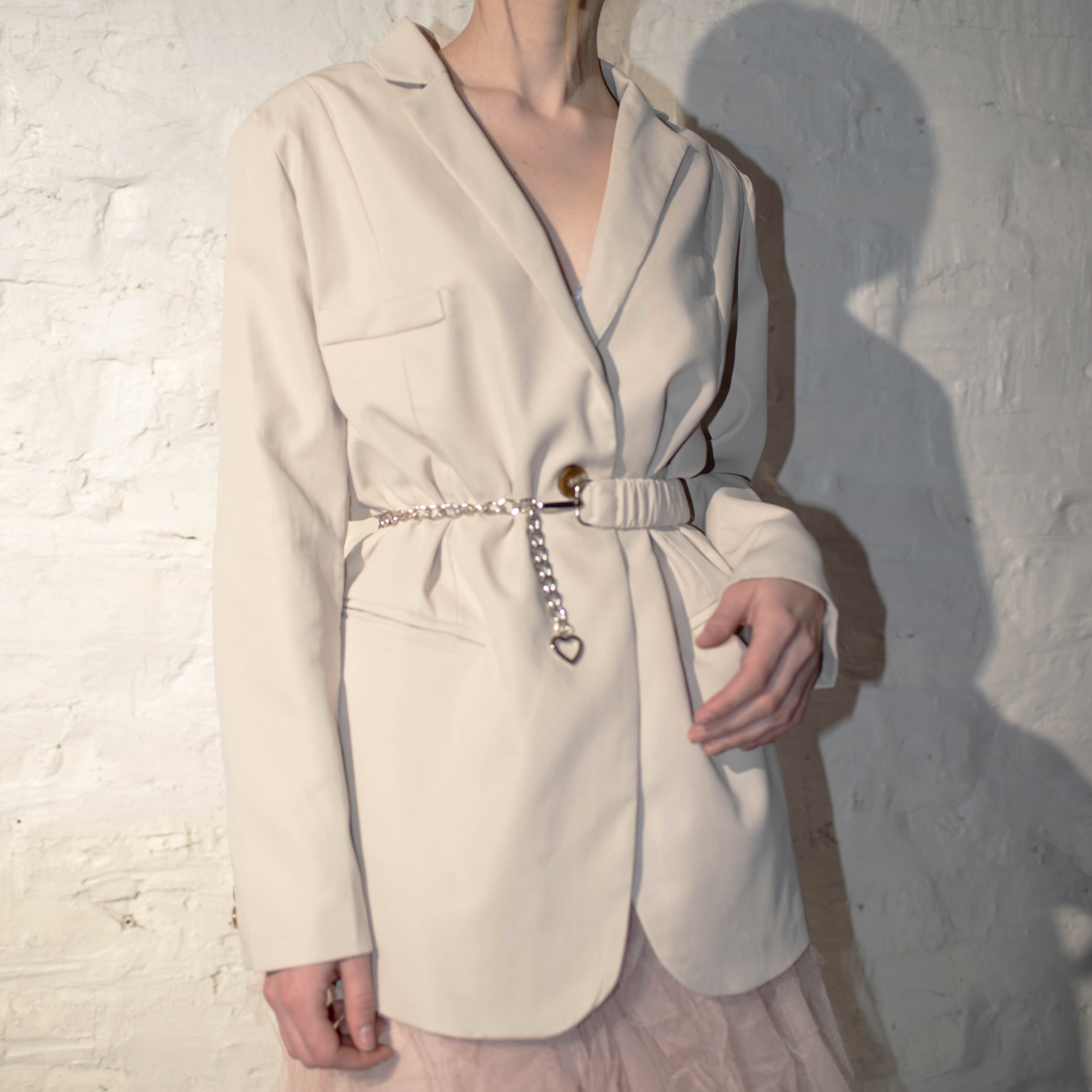 Картинка Пиджак 2 вытачки по груди + пояс из ткани на сборке-резинке от магазина LonnaMag