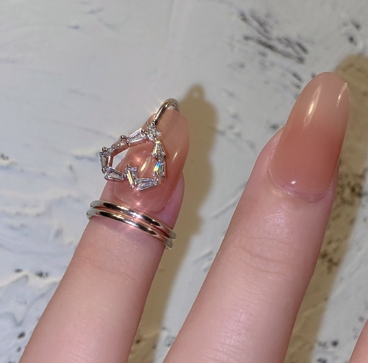 картинка Кольцо на фалангу переходящее на ноготь сердце из страз от магазина LonnaMag