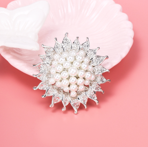 картинка Брошь подсолнух с жемчугом от магазина LonnaMag