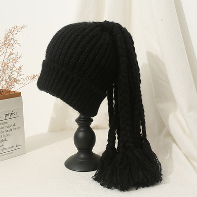 картинка Шапка вязаная сверху регулировка и много косичек от магазина LonnaMag