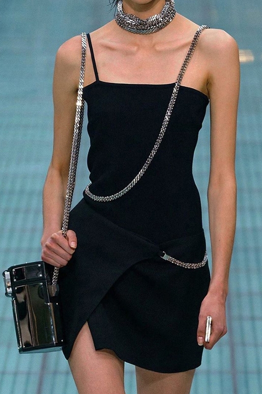 Картинка Платье снизу на запах вокруг цепь от магазина LonnaMag