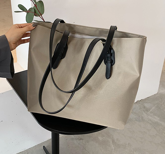 картинка Сумка тоут большая однотонная  длинные черные ручки от магазина LonnaMag