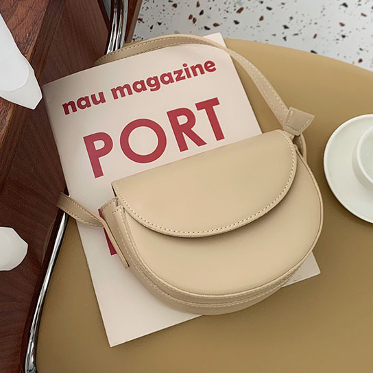 картинка Сумка мессенджер полукруглая молочная от магазина LonnaMag